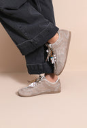 MAGGY // low rise sneakers